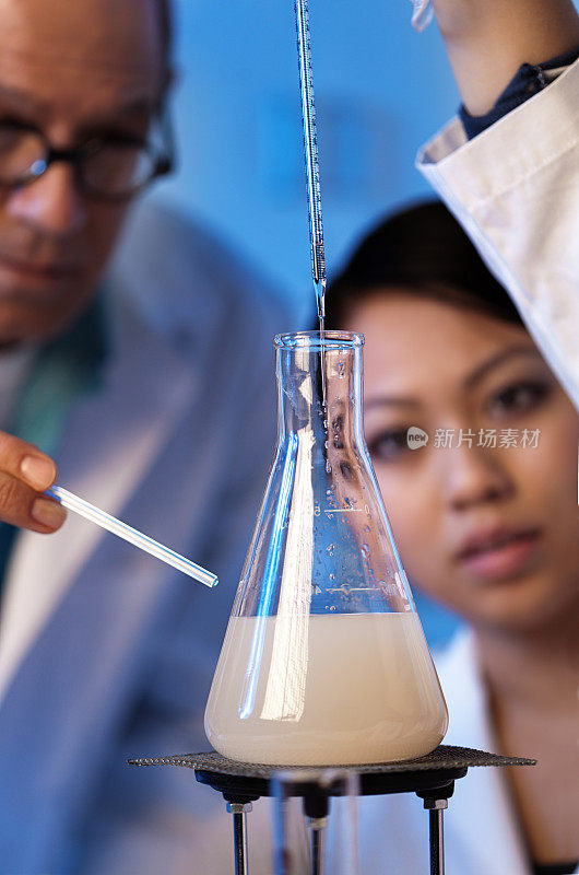 化学实验室研究团队:亚裔学生与白人教师