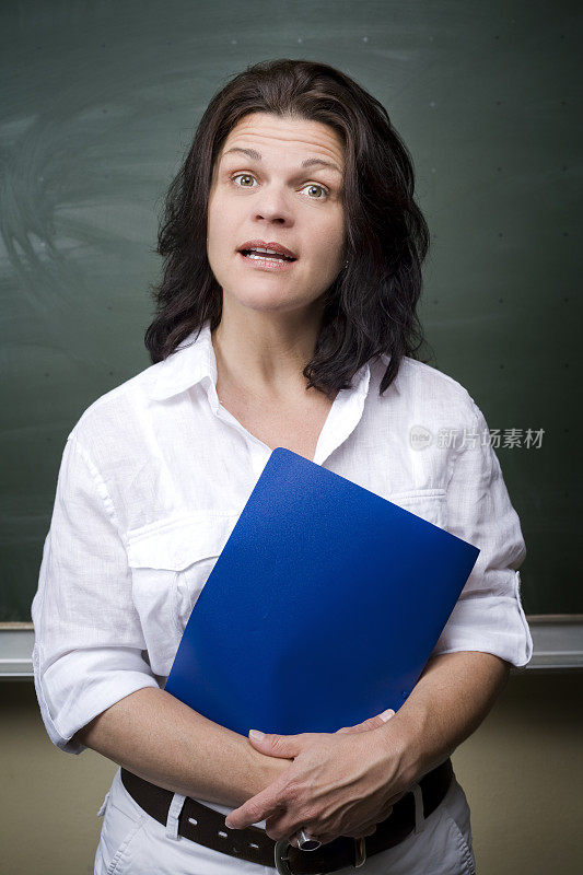 女老师站在黑板前