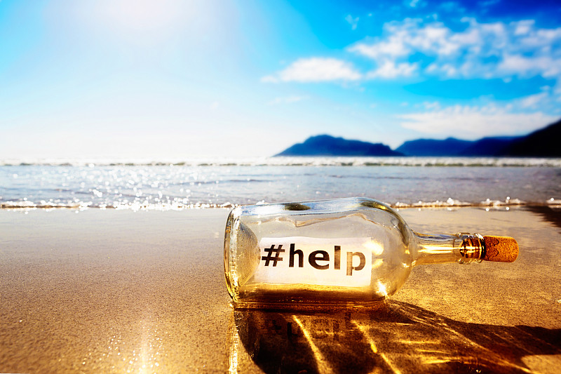 在美丽的海滩上，瓶子上写着#help