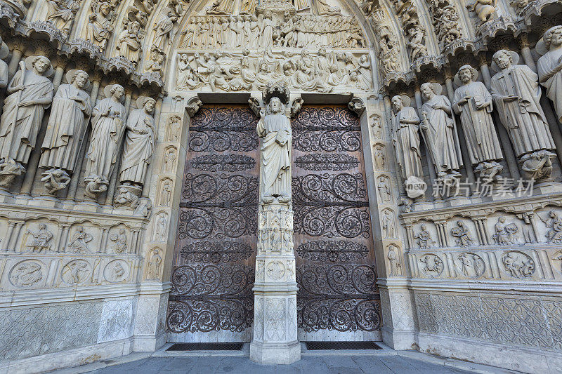 法国巴黎圣母院入口与使徒