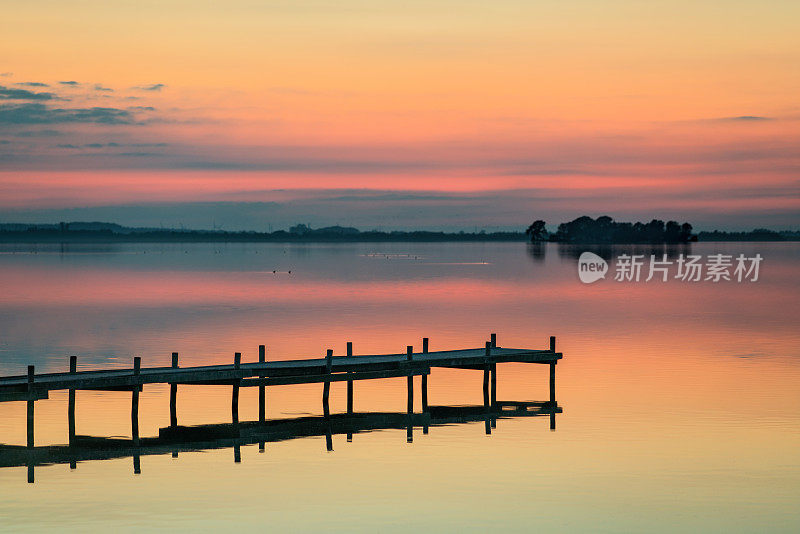 日落美景湖与码头