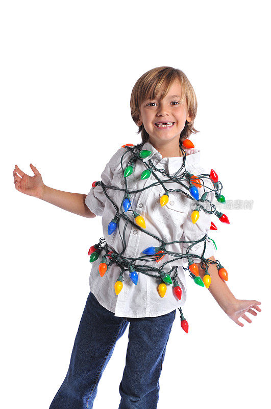 小男孩包裹在Mulit彩色圣诞树灯