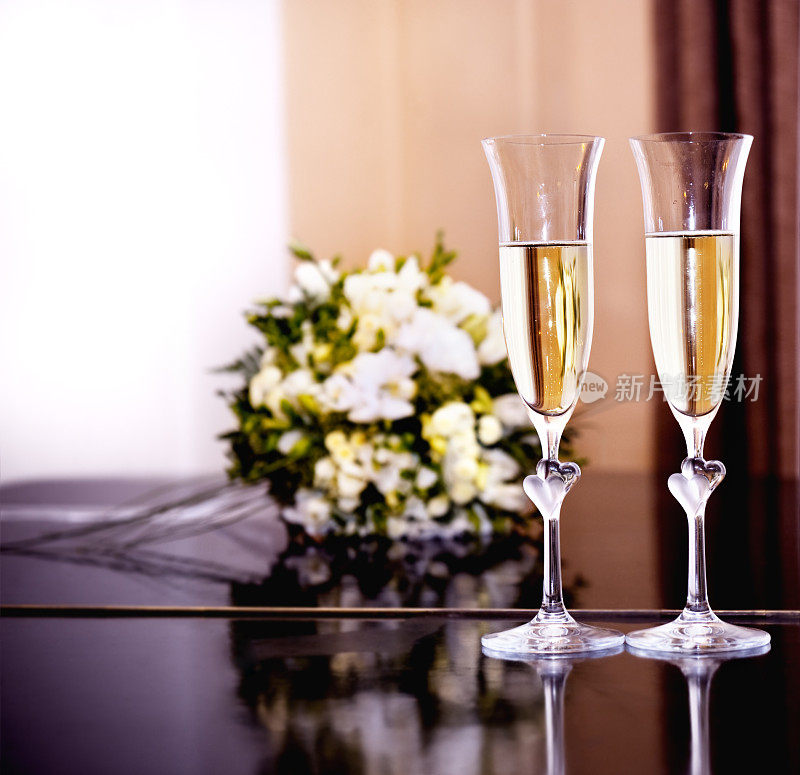 婚礼当天:一杯香槟和一束花