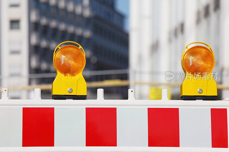 路障上有两个黄色交通警告灯