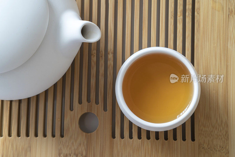 木盘陶瓷茶壶和茶杯