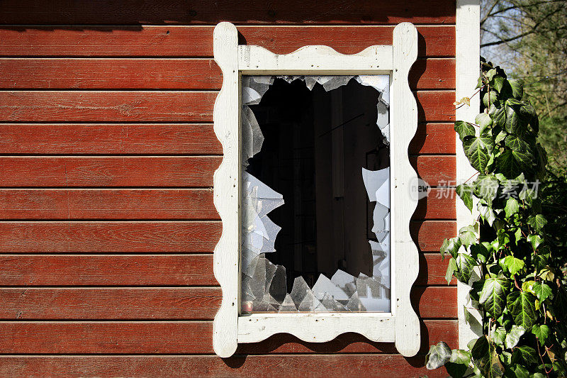 破碎的窗户玻璃