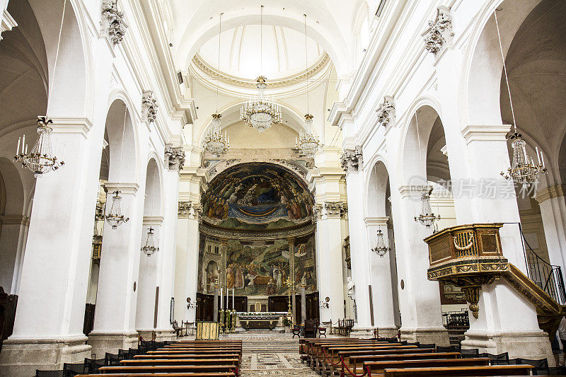 斯波莱托大教堂内部设计(翁布里亚，意大利)