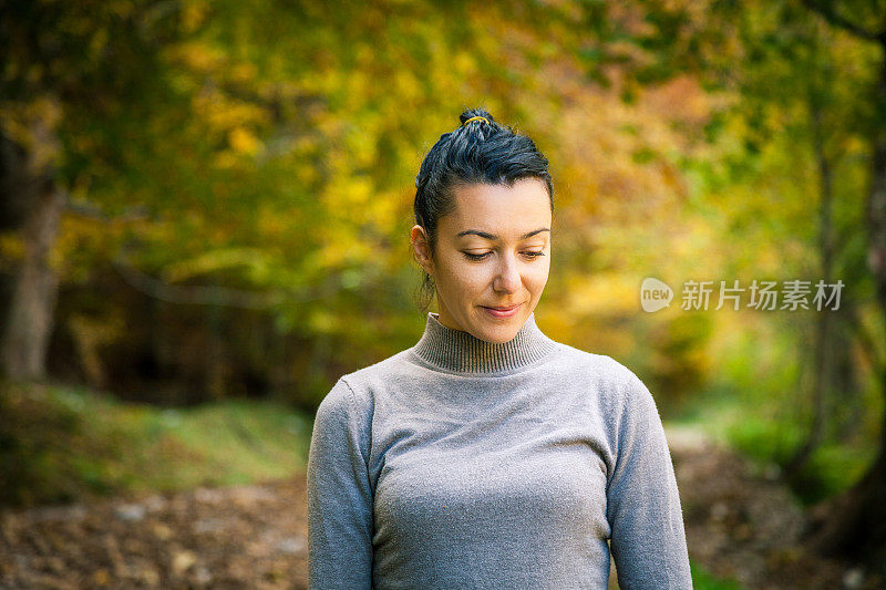 森林里一个快乐的年轻女子的肖像