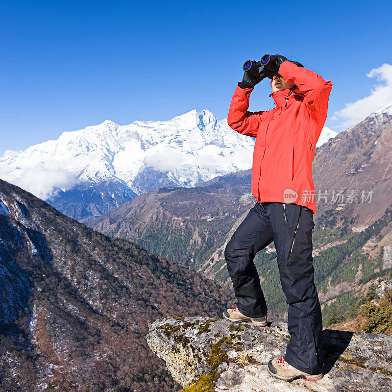 在尼泊尔喜马拉雅山徒步旅行的妇女