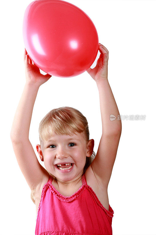 白色背景下的小女孩拿着一个红色的气球