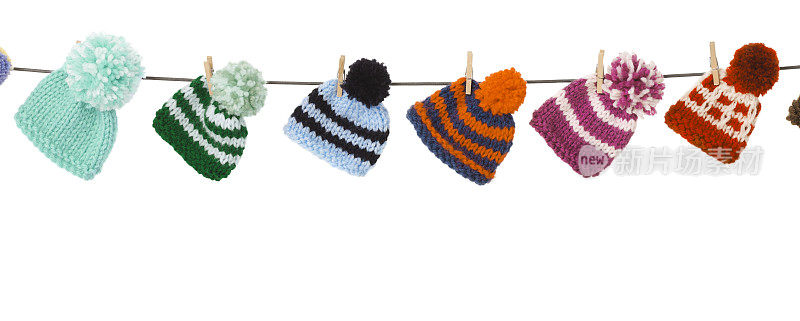 六顶色彩鲜艳的羊毛帽子挂在晾衣绳上