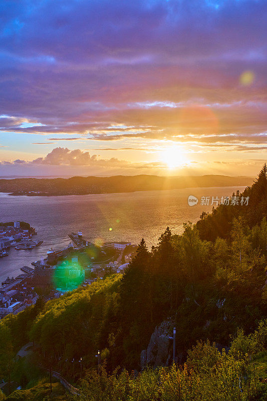 卑尔根湾的春天日落