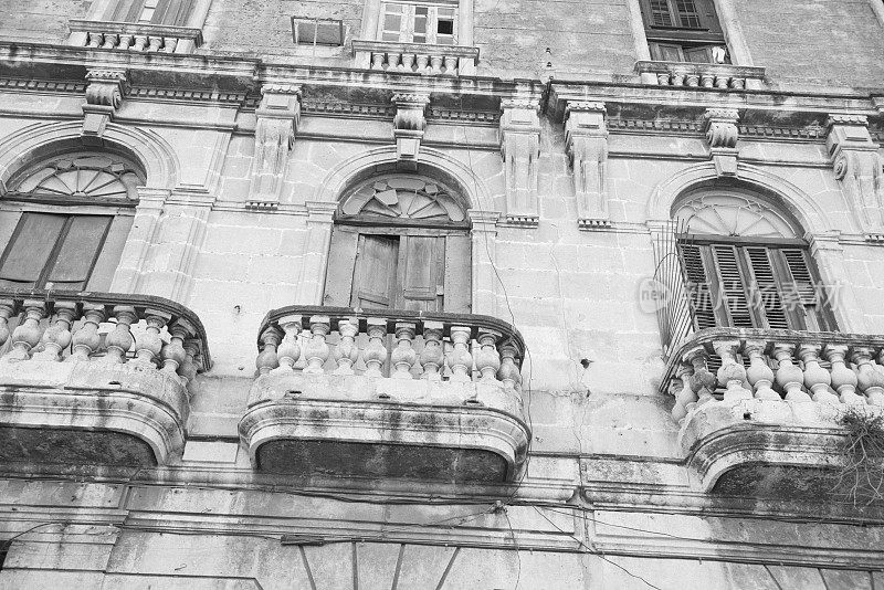 古巴哈瓦那建筑外部阳台与拱形窗户