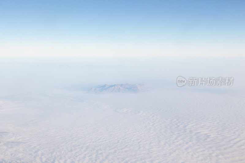 山脉和天空