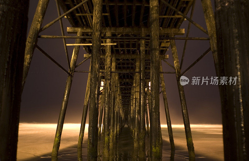 夜晚的海滨码头