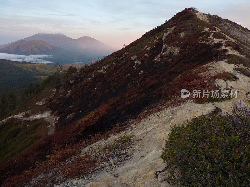 印度尼西亚东爪哇的伊珍高原火山口云