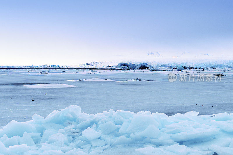冰岛冬天结冰的Jokulsarlon冰川泻湖