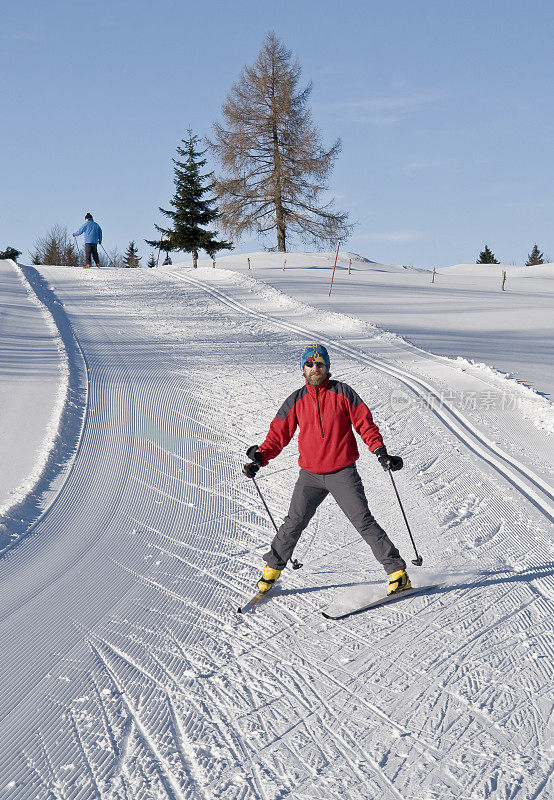 一个人享受越野滑雪在初学者山!