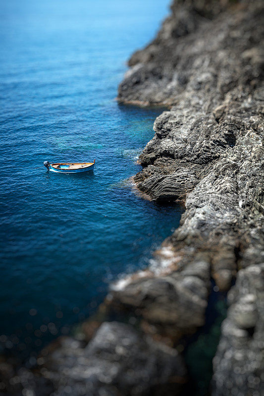 孤独的船——马纳罗拉，利古里亚，意大利