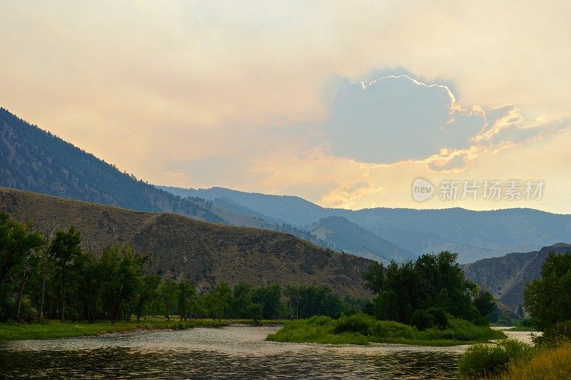 鲑鱼河的场景