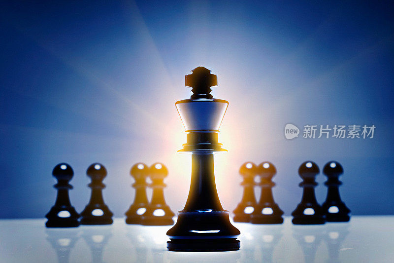 国际象棋王与散焦兵在发光的蓝色光