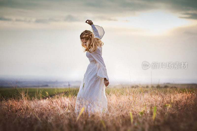 年轻女子在草地上