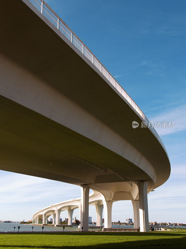 曲桥横跨水面