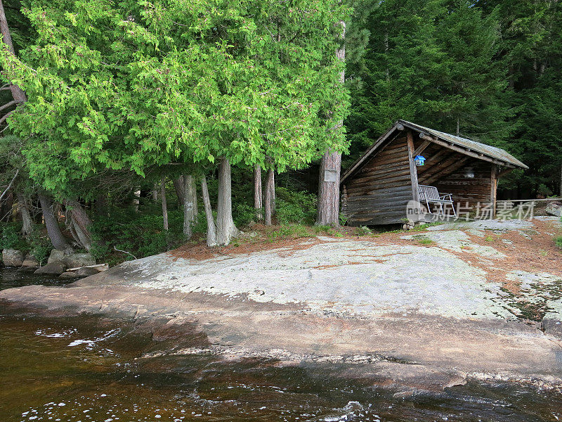 沿湖岸的阿迪朗达克小屋棚屋，纽约森林