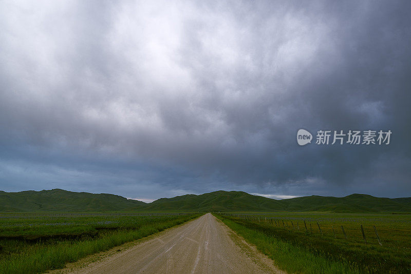 爱达荷州的乡村公路和壮观的天空