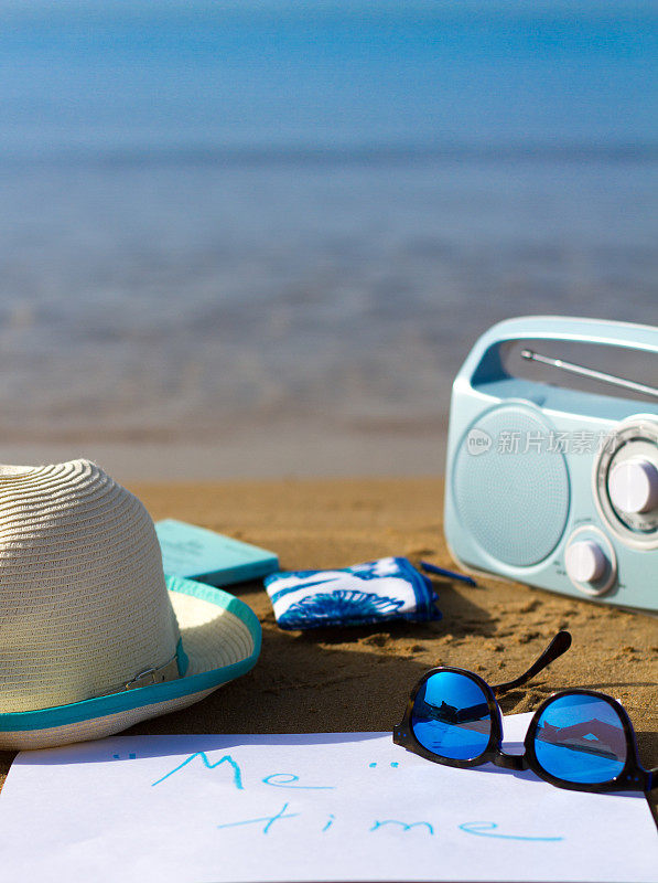 私人时间:带着收音机和蓝色太阳镜的海滩度假(特写)