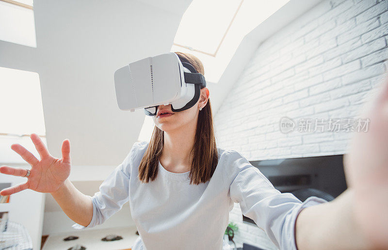 女性使用虚拟现实设备
