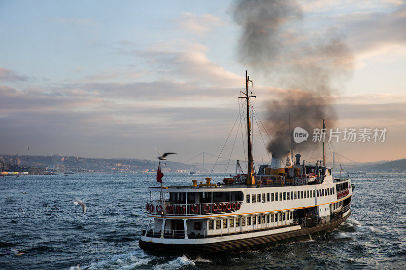 乘船穿过伊斯坦布尔博斯普鲁斯海峡