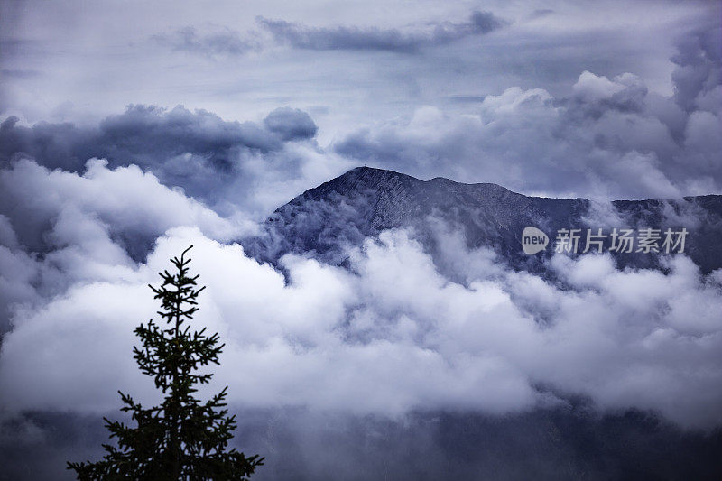 云中阿尔卑斯山山脉的全景