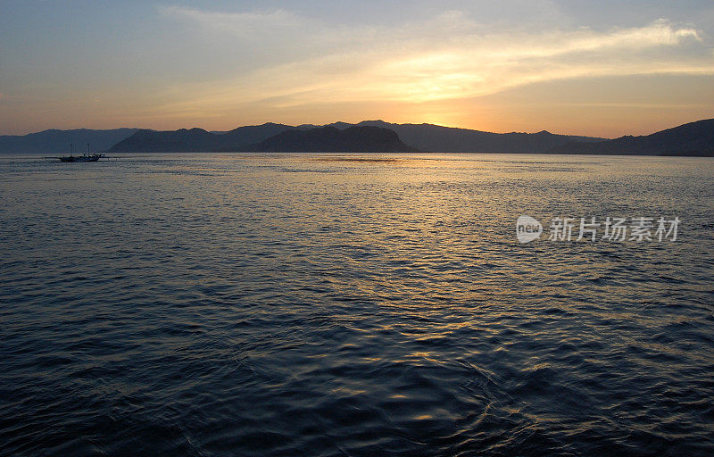 印度尼西亚科莫多岛的黄昏