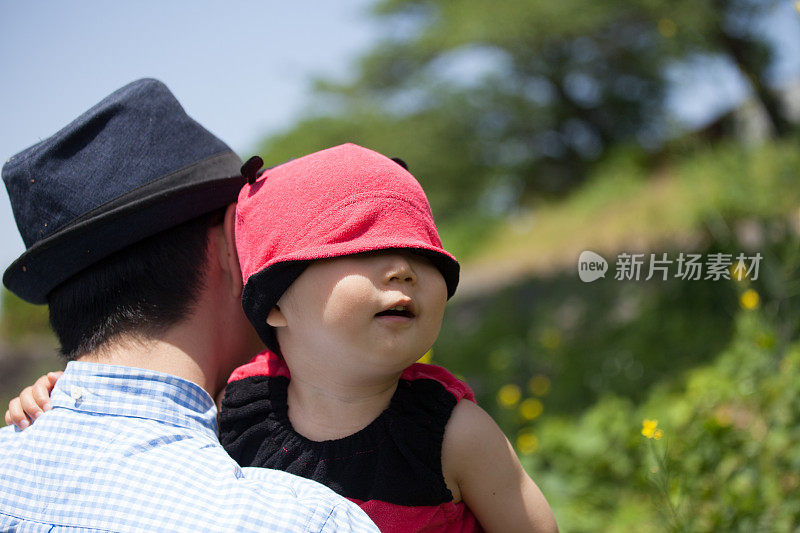 年轻的父亲和他可爱的女儿穿着瓢虫装