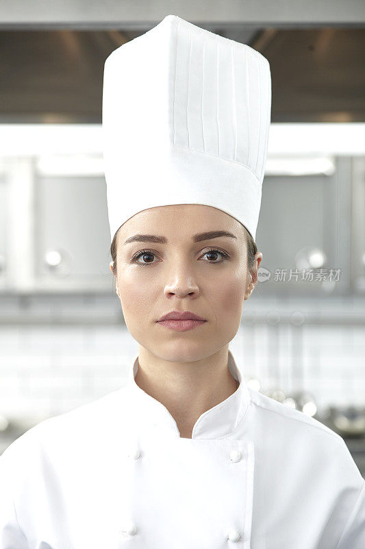 餐厅厨房里严肃的女厨师画像