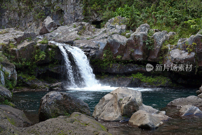 留尼汪岛露西盆地的瀑布