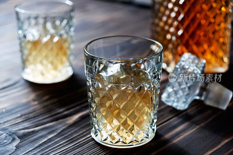 水晶玻璃水瓶。水晶眼镜。白兰地、白兰地、威士忌。