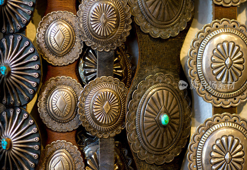 悬挂着的老式西南印第安银腰带(特写)