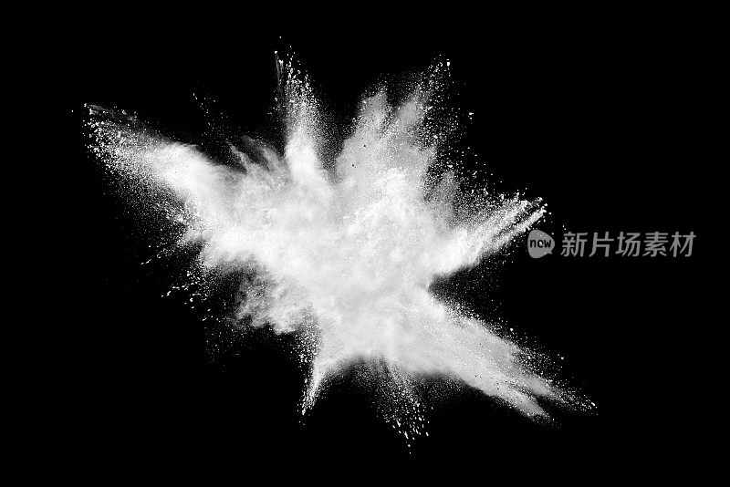冻结运动的白色粉末爆炸孤立在黑色背景