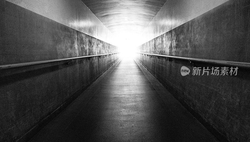 隧道尽头的长走廊灯