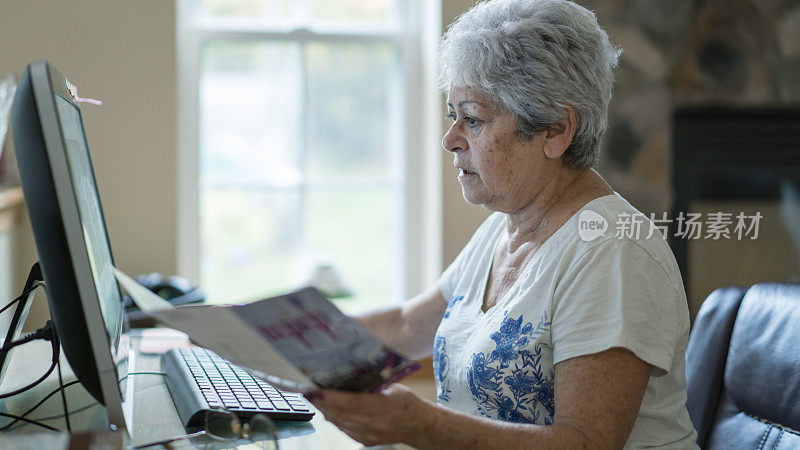 活跃的银发年长女性，从事计算机工作