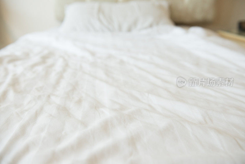 床垫和枕头在酒店房间的豪华床上休息一觉。