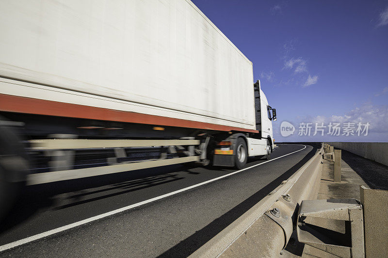 道路上模糊不清的汽车