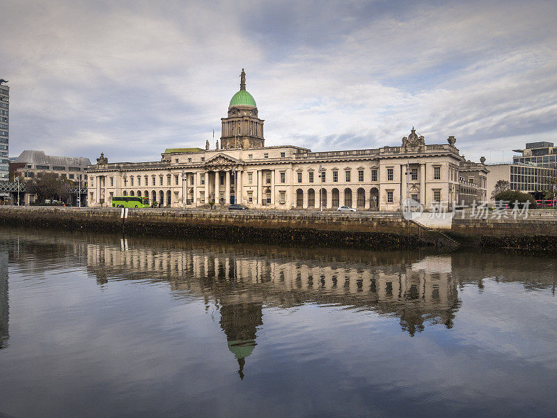 秋天的一天，利菲河和都柏林海关大楼。这张照片是全球定位系统标记的，在爱尔兰的都柏林。