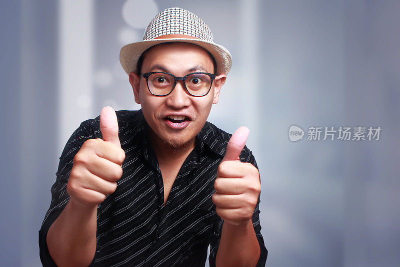 年轻亚洲男子戴哈瓦那帽微笑大拇指