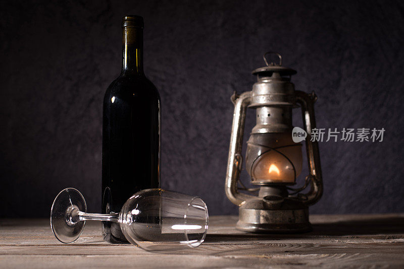酒瓶和玻璃的静物照片