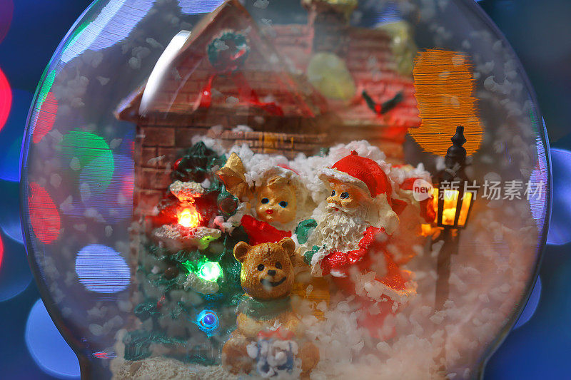 雪花玻璃球与圣诞老人，孩子和泰迪熊特写