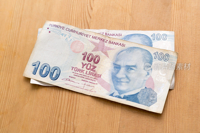 一百张土耳其里拉钞票