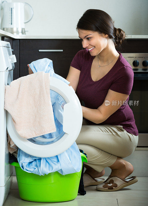 亚麻衣物洗涤家庭主妇